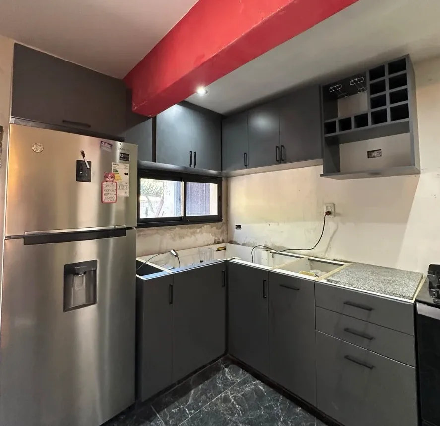 Cocina en gris grafito con alacenas y botellero