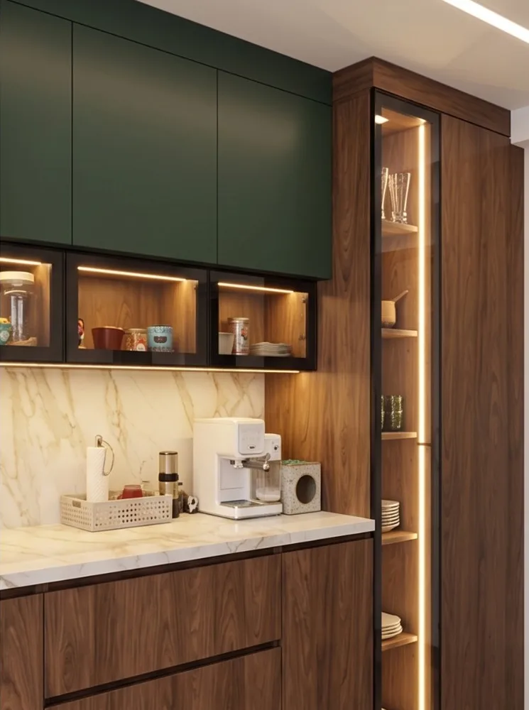 Diseño de cocina en nogal con alacenas verdes y vitrina iluminada
